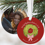 Verheiratete Couple First Christmas Keepake Red Gr Ornament<br><div class="desc">Unsere ersten Weihnachten als Ehemann und Ehefrau personalisierte Sake-Ornament mit Foto auf der Rückseite. Erstellt aus einem Vintag inspirierten,  handgezeichneten Wasserfarbenkrez und Bogen. Originelle Kunst von Leslie Larson.</div>