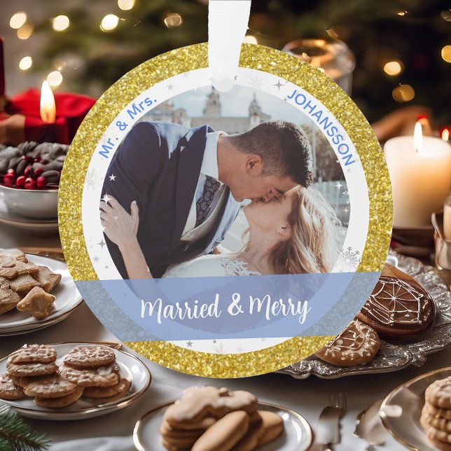 Verheiratete und frohe 1. Weihnachten als Mr. und  Ornament (Our First Christmas Together Married & Merry Elegant Golden Glitter Christmas Ornament 2 Photos Snow)