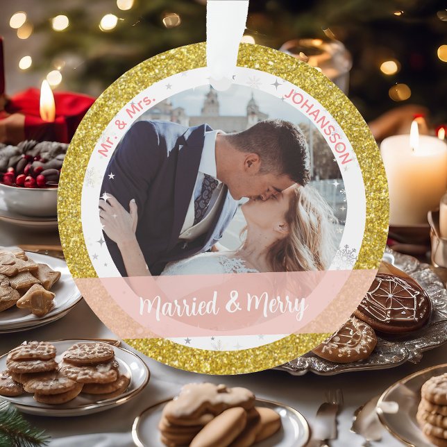 Verheiratete und frohe 1. Weihnachten als Mr. und  Ornament (Our First Christmas Together Married & Merry Elegant Golden Glitter Christmas Ornament 2 Photos Snow)