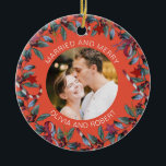 Verheiratete und fröhliche Blush Christmas Wreath  Keramik Ornament<br><div class="desc">Romantische Ornamente für verheiratete Ehepaare sind mit einem wunderschönen Weihnachtskranz und einem hellen,  blütigen Hintergrund versehen. Personalisieren Sie die Vorlage mit Ihrem Foto,  Namen oder benutzerdefinierten Text. Sie können die Hintergrundfarbe ändern,  wenn Sie möchten,  klicken Sie einfach auf "Bearbeiten mit dem Designwerkzeug".</div>