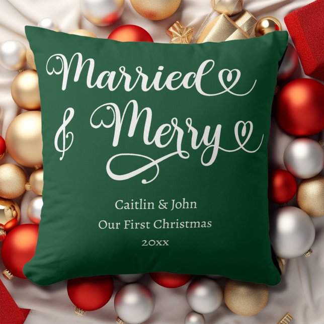 Verheiratete und fröhliche erste Weihnachtsgrün Kissen (Married & Merry newlyweds first Christmas pillow in forest green with couple's names and year.)