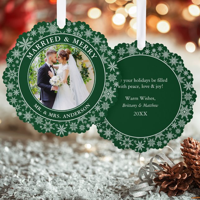 Verheiratete und fröhliche Hochzeit Foto Schneeflo Ornament Karte (A greeting card that is also an ornament! Customize with your photo and personalized text.)