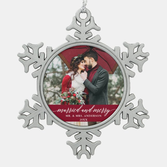 Verheiratete und Merry Wedding Calligrafy Burgund Schneeflocken Zinn-Ornament (Vorderseite)