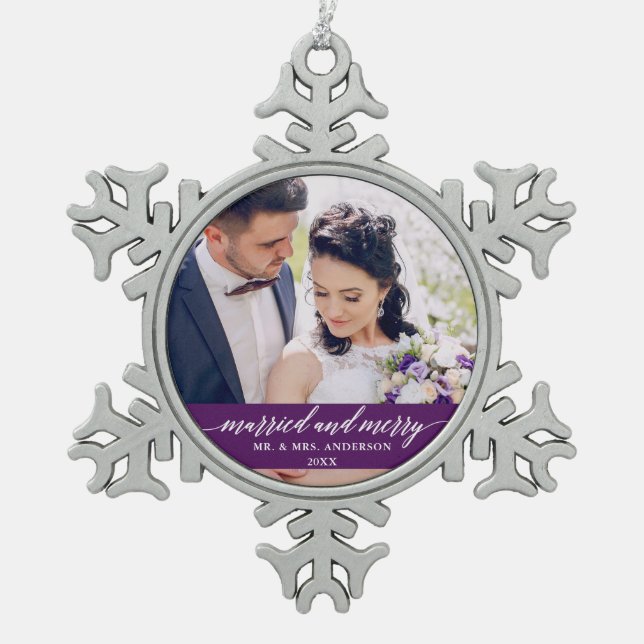 Verheiratete und Merry Wedding Calligraphy Lila Schneeflocken Zinn-Ornament (Vorderseite)