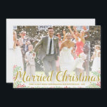 Verheiratete Weihnachten | Fotokarte für Neugebore<br><div class="desc">Diese elegante Urlaubsfotokarte ist perfekt für Neuvermählte! Das Design besticht durch hübsches Rot-Grün-Blattwerk,  eine goldene Kalligraphie-Schrift und einen Platz für Ihr Lieblingshochzeit-Foto.</div>