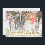 Verheiratete Weihnachten | Fotokarte für Neugebore<br><div class="desc">Diese elegante Urlaubsfotokarte ist perfekt für Neuvermählte! Das Design besticht durch hübsches Rot-Grün-Blattwerk,  eine goldene Kalligraphie-Schrift und einen Platz für Ihr Lieblingshochzeit-Foto.</div>