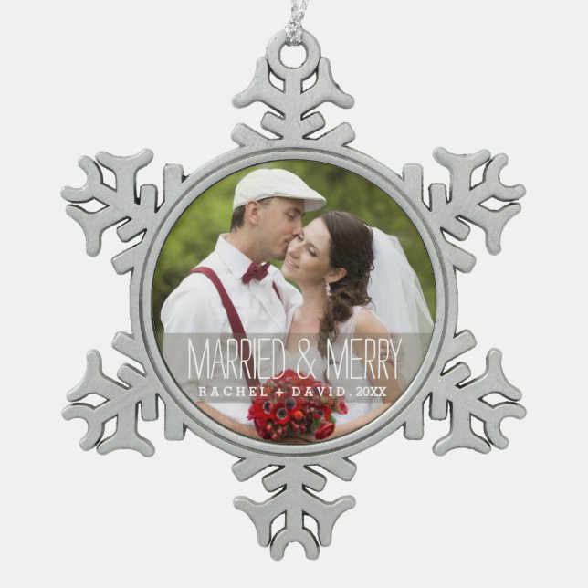 Verheiratetes & fröhliches Foto Weihnachtskuppel Schneeflocken Zinn-Ornament (Vorderseite)