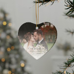 Verheiratetes Hochzeitsjubiläum zum ersten Mal Wei Keramik Ornament<br><div class="desc">Hochzeit Fotos Erste Weihnachten als Mr. und Mrs. Keramik Ornament. Ein festliches Stück, das Ihre gepflegten Erinnerungen zu einem zeitlosen Urlaubsschatz macht! Dieses exklusive Ornament, das den Geist des Zusammenlebens und der Freude perfekt einfängt, ermöglicht es Ihnen, Ihren Weihnachtsbaum mit einer speziellen Momentaufnahme der hellsten Momente Ihrer Familie zu personalisieren....</div>