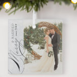 Verheiratetes Skript Vertikales Foto Snowflake Ornament Aus Glas<br><div class="desc">Fröhliche und Verheiratete Foto-Ornament mit vertikalem Foto,  eleganter Kalligraphie und zarter weißer Schneeflocke auf einem silbergrauen Rand. Die Fotovorlage ist für Sie bereit,  um Ihr Foto und Ihr Hochzeitsjahr hinzuzufügen. Wenn Sie Probleme mit der Platzierung haben,  versuchen Sie,  Ihr Bild in ein Porträtformat zu schneiden und erneut hochzuladen</div>