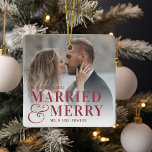 Verheiratetes und fröhliches HochzeitsFoto neu ver Keramikornament<br><div class="desc">Mit diesem feinen,  modernen typografisch geprägten Weihnachtsdesign mit "verheiratet & fröhlich" überlagerter Rot-Schrift und überdimensionalem Ampersand präsentieren Sie ein beliebtes Hochzeitsszenario-Foto. Personalisieren Sie mit Ihrem Hochzeitstag und Ihren Namen. Design wiederholt sich auf der Rückseite.</div>