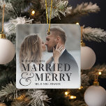 Verheiratetes und fröhliches HochzeitsFoto neu ver Keramikornament<br><div class="desc">Mit diesem feinen,  modernen typografisch geprägten Weihnachtsdesign mit "verheiratet & fröhlich" überlagerter schwarzer Schrift und überdimensionalem Ampersand präsentieren Sie ein beliebtes Foto. Personalisieren Sie mit Ihrem Hochzeitstag und Ihren Namen. Design wiederholt sich auf der Rückseite.</div>