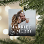 Verheiratetes und fröhliches HochzeitsFoto neu ver Keramikornament<br><div class="desc">Mit diesem feinen,  modernen typografisch geprägten Weihnachtsdesign mit "verheiratet & fröhlich" überlagerter Weißschrift und überdimensionalem Ampersand präsentieren Sie ein beliebtes Hochzeitsfest-Foto. Personalisieren Sie mit Ihrem Hochzeitstag und Ihren Namen. Design wiederholt sich auf der Rückseite.</div>