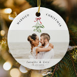 Verheiratetes Weihnachten Niedlich Mistletoe Newly Keramik Ornament<br><div class="desc">Zieh dein erstes Weihnachten zusammen mit unserem "Verheirateten Weihnachtsgeschmack". Geeignet für die fröhlichen Erinnerungen der Neuvermählten mit 2 Lieblings-Hochzeitsstipps sowie einer niedlichen Aquarellbilder,  Ihren Namen und dem Datum der Hochzeitsfeier. 🎄 📸 #FirstChristmasJoy #PersonalizedKeepake</div>