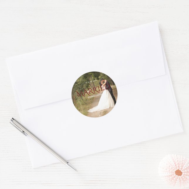 Verheiratetes Weihnachts-Elegantes Hochzeitsfest F Runder Aufkleber (Married Christmas Elegant Wedding Photo  Classic Round Sticker)