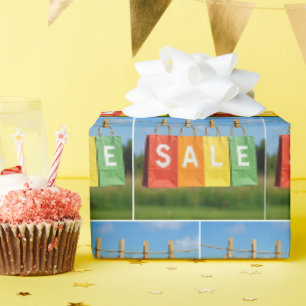 Verkaufseinkaufstaschen an einer Wäscheleine Geschenkpapier