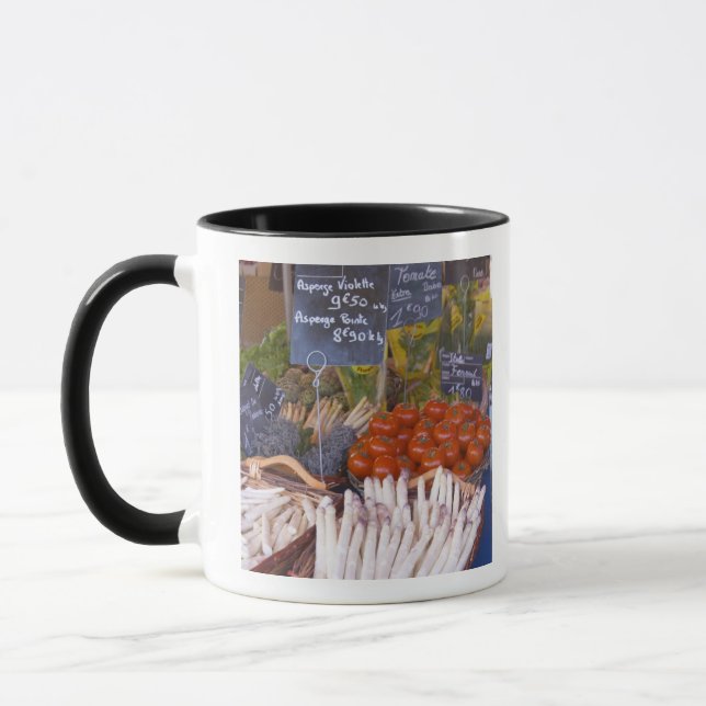 Verkaufsstand auf dem Straßenmarkt in Weiß Tasse (Links)