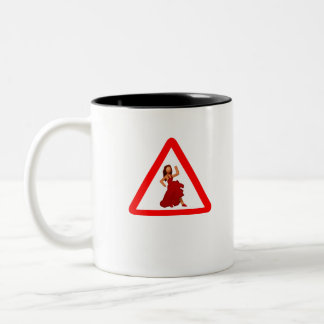 Verkehrsschild mit Tänzer im roten Kleideremoticon Zweifarbige Tasse