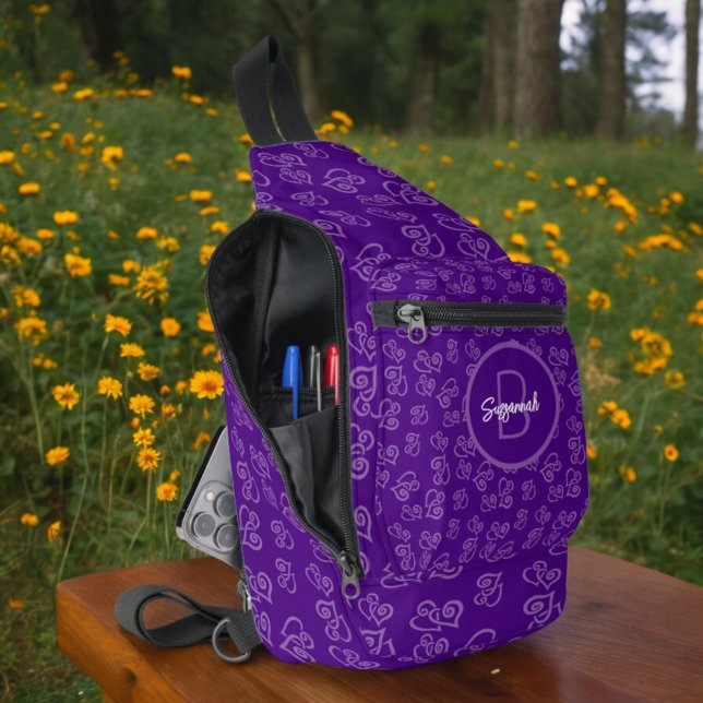 Verknüpftes Herz auf Lila Hintergrund und Monogram Crossbody Bag (open side view of sling bag with linked heart pattern and monogram on front pocket)