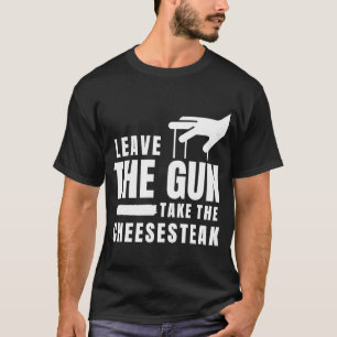Verlass die Waffe Nehmen Sie den Cheesesteak Phila T-Shirt