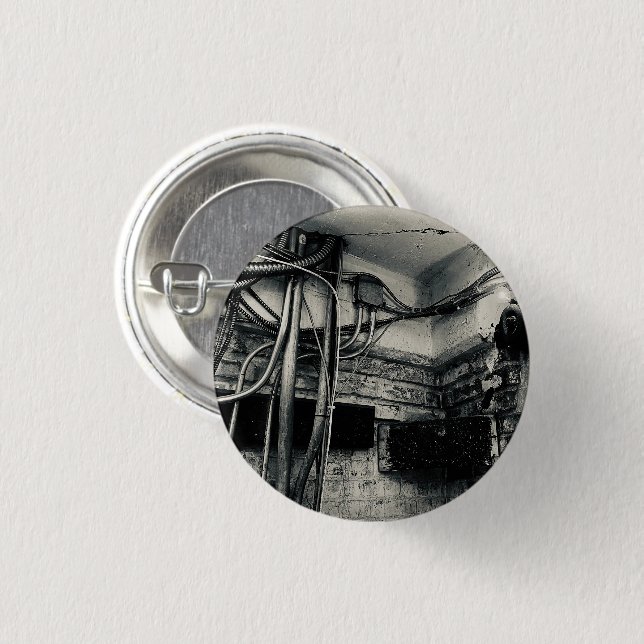 Verlassene Fabrik Rissige Gipsdecke Pinback Button (Vorne & Hinten)
