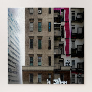 Verlassene Stadtgebäude mit Graffiti