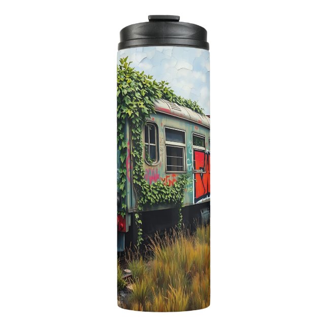 Verlassener, von Efeu und Graffiti überwachsener Z Thermosbecher (Vorderseite)