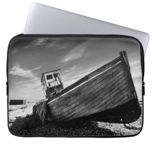 Verlassenes Boot auf Dungeness Strand Laptopschutzhülle