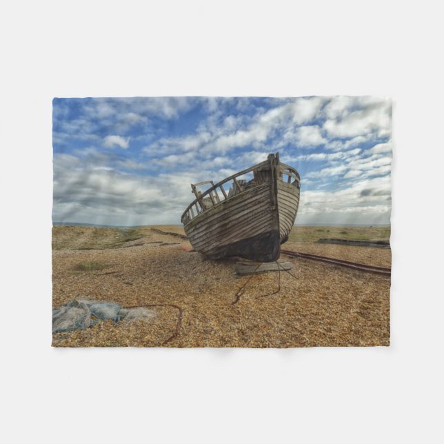 Verlassenes hölzernes Fischerboot | Dungeness Fleecedecke (Vorderseite (Horizontal))