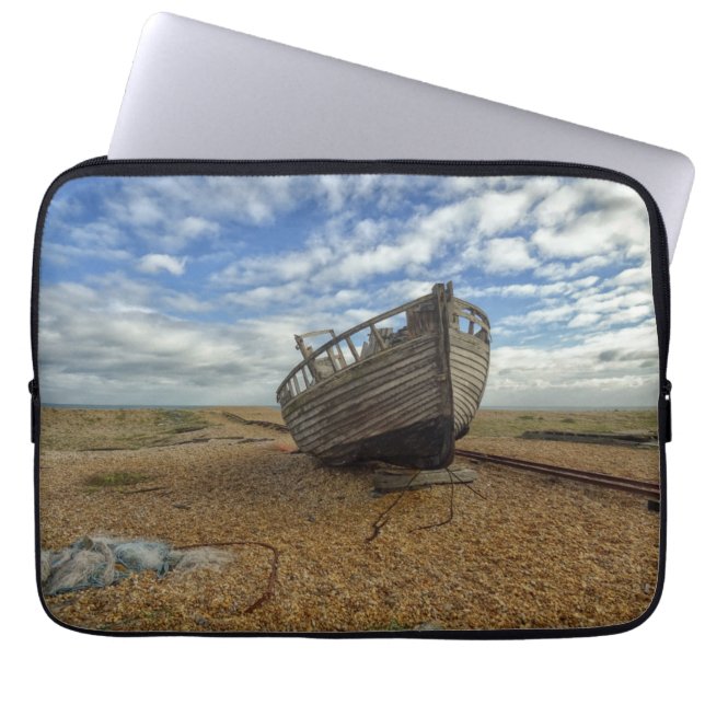 Verlassenes hölzernes Fischerboot | Dungeness Laptopschutzhülle (Vorderseite)