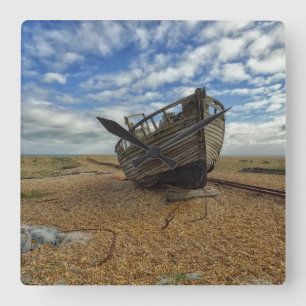 Verlassenes hölzernes Fischerboot   Dungeness Quadratische Wanduhr
