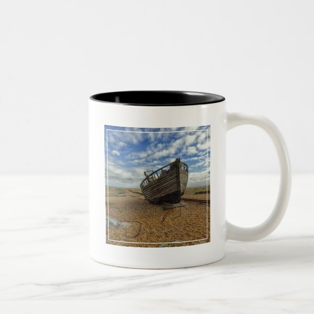 Verlassenes hölzernes Fischerboot | Dungeness Zweifarbige Tasse (Rechts)