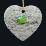 Verlierter grüner Eimer in Sand am Summer Beach Keramikornament<br><div class="desc">Verlierter grüner Eimer in Sand am Summer Beach</div>