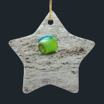 Verlierter grüner Eimer in Sand am Summer Beach Keramikornament<br><div class="desc">Verlierter grüner Eimer in Sand am Summer Beach</div>