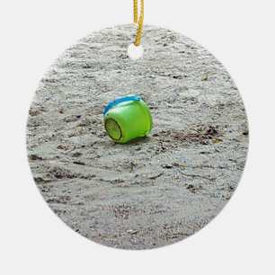 Verlierter grüner Eimer in Sand am Summer Beach Keramikornament