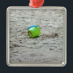 Verlierter grüner Eimer in Sand am Summer Beach Ornament Aus Metall<br><div class="desc">Verlierter grüner Eimer in Sand am Summer Beach</div>