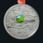 Verlierter grüner Eimer in Sand am Summer Beach Silbernes Ornament<br><div class="desc">Verlierter grüner Eimer in Sand am Summer Beach</div>