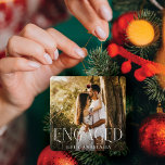 Verlobt Overlay Minimal & Modernes Foto Keramikornament<br><div class="desc">Minimale und moderne Verlobung des Paares Foto. Einfaches und modernes Design mit einem kompletten Foto-Design. Stellen Sie sich Ihre Verlobung mit Ihrem Foto,  Jahr und Namen ein. "Verlobtes" Foto-Overlay in einer eleganten Typografie. Perfekter Sake-Ornament mit Paaren,  die ihre Verlobung feiern und verlobt die ersten Weihnachten.</div>