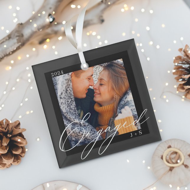 Verlobte moderne Skriptpaare Foto & Monogramm Ornament Aus Glas (Engaged Modern Script Couples Photo & Monogram Glass Ornament)