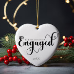 Verlobte personalisieren Verlobung Geschenk für We Keramik Ornament<br><div class="desc">Feiern Sie einen bedeutsamen Anlass mit unserem Verlobten Geschenk für Weihnachten Keramik Ornament, das die Schönheit Ihres ersten Weihnachts zusammen als verlobtes Ehepaar erfassen soll. Dieses elegante, minimalistische Design in klassischem Schwarz und Weiß ist perfekt für alle, die eine saubere und einfache Ästhetik schätzen. Egal ob Sie Ihre Verlobung ankündigen...</div>
