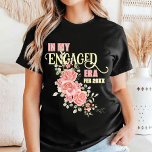 Verlobtes Brautparty T-Shirt<br><div class="desc">Feiern Sie die bevorstehende zukünftige Braut mit unserem exquisit entworfenen Brautparty T - Shirt in Rosa. Dieser T - Shirt, der die Freude und Vorfreude dieses besonderen Anlasses perfekt einfängt, zeichnet sich durch eine wunderschöne Mischung aus Aquarellfarbe rosa Blume mit dem Sprichwort In meiner verlobten Zeit mit dem individuellen Hochzeitstag...</div>
