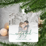 Verlobtes Foto Pine Green Script Ornament Aus Metall<br><div class="desc">Gedenken Sie Ihre Verlobung mit diesem schönen modernen Sakraldekor. Der piniengrüne Text lautet "Unser erstes Weihnachten verlobt", mit dem Wort "verlobt" in elegantem Schriftsatz mit Schnörkeln vor und nach. Ersetzen Sie das Beispielbild durch Ihr Lieblings-Foto, und fügen Sie Ihre Namen und das Jahr hinzu. Mithilfe eines Farbverlaufsefilters wird der Text-Pop...</div>