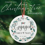 Verlobtes Paar |  Keramik Ornament<br><div class="desc">Verlobtes Paar | Unser erstes Weihnachtsschmuck | Personalisierte Keramik. Dieses Niedliche Weihnachtsgeschenk, das zum ersten Mal als Ehepaar zu Weihnachten gefeiert wird, ist ein verlobtes Keramik-Ornament. Passen Sie es an, indem Sie die Namen und das Datum der Hochzeit/Verlobung ändern. Auf der Rückseite des Ornaments steht "unsere erste Weihnachtszeit" in einem...</div>