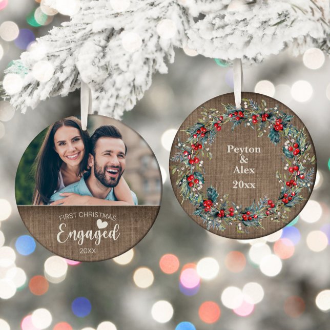 Verlobtes Rustikales Burlap-Foto Keramik Ornament (First engaged Christmas photo ornament)