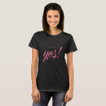 Verlobung Ankündigung sagte ich Ja Britin zu sein T-Shirt<br><div class="desc">Feiern Sie Ihre Verlobung mit diesem schicken schwarzen T - Shirt mit dem Text 'I say Yes!' in rosa eleganter Schriftzeichen-Kalligrafie. Herrlicher T - Shirt für die Braut zu sein. Exklusiv für Sie entworfen von Happy Dolphin Studio. Wenn Sie Hilfe oder passende Produkte benötigen, kontaktieren Sie uns bitte unter happydolphinstudio@outlook.com....</div>