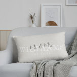 Verlobung Wedding - Jubiläum Lendenkissen<br><div class="desc">Für die frisch vermählten Ehepaare Mr. und Mrs. Lumbar mit modernem Beige-Design mit personalisiertem Familiennamen und Datum.</div>