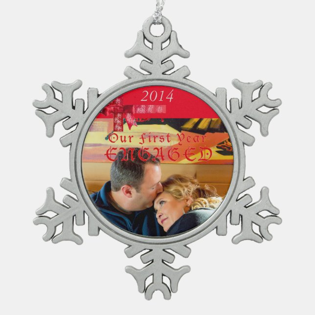 Verlobungs-Foto-rote Bogen-Verzierung Schneeflocken Zinn-Ornament (Vorderseite)