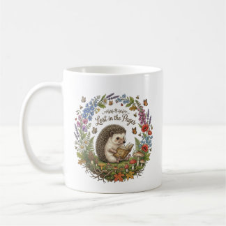 Verloren in den Seiten Süßer Igel beim Lesen eines Kaffeetasse