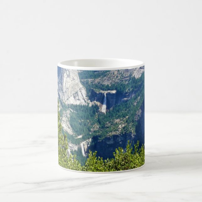 Vernal & Nevada Falls from Glacier Point, CA Kaffeetasse (Mittel)