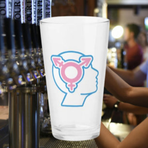 Verre à bière avec symbole de fierté trans