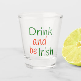 Verre A Shot Boisson rouge et verte et être irlandais